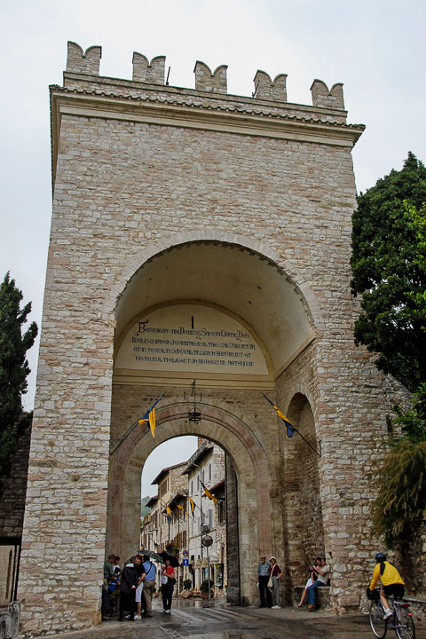 14-The-entrance-into-Assisi-1045.jpg