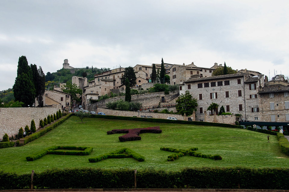 26-Outside-the-entrance-to-the-Upper-Basilica-1012.jpg