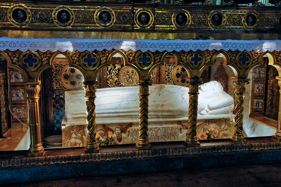 98-St-Catherines-headless-remains-in-the-Santa-Maria-sopra-Minerva-1315.jpg