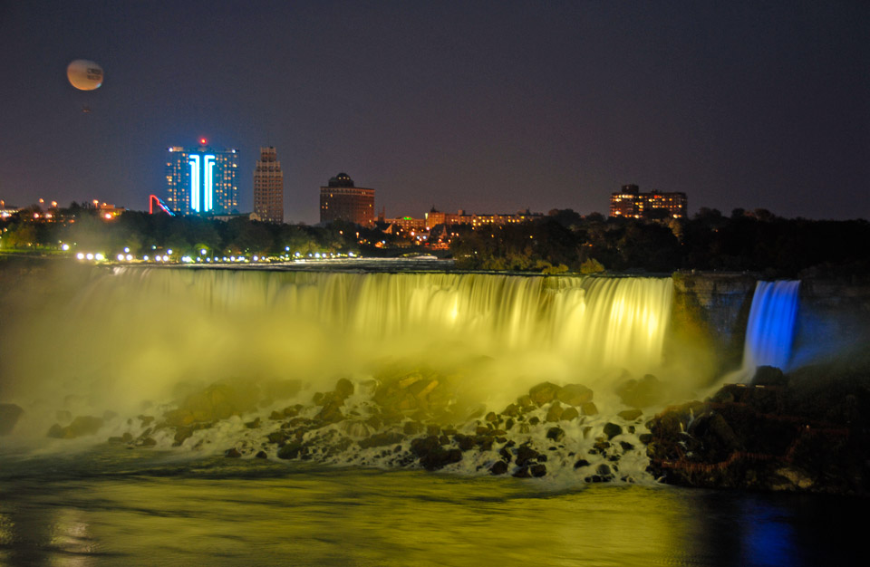 0479-Moon--balloon--over-Niagara-Falls-NY-4284.jpg