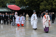 The first of a number of wedding processions we saw at the shrine _DSC0212.jpg
